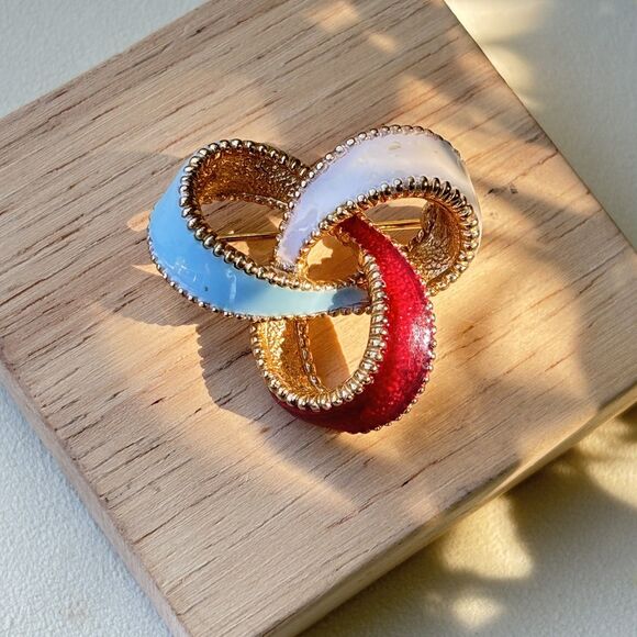 RARE Vintage Ciner Red White Blue Enamel Interlocking Loop Gold Tone Brooch Pin - Picture 1 of 6